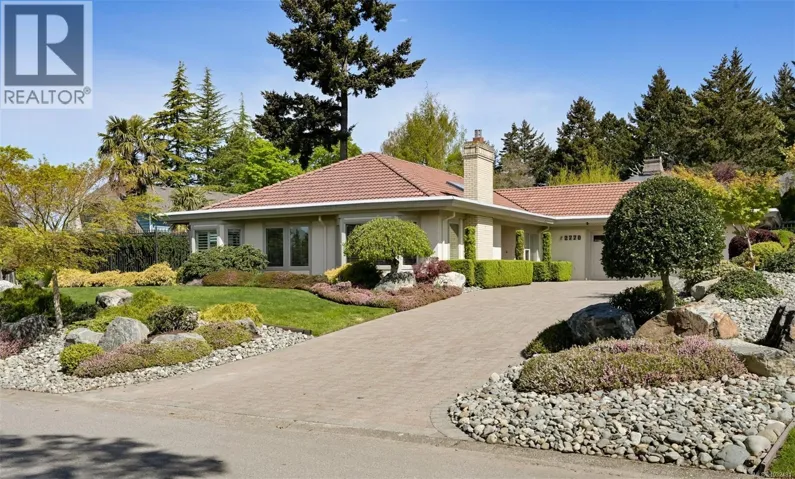 2770 Arbutus Rd, Saanich, British Columbia V8N5X4