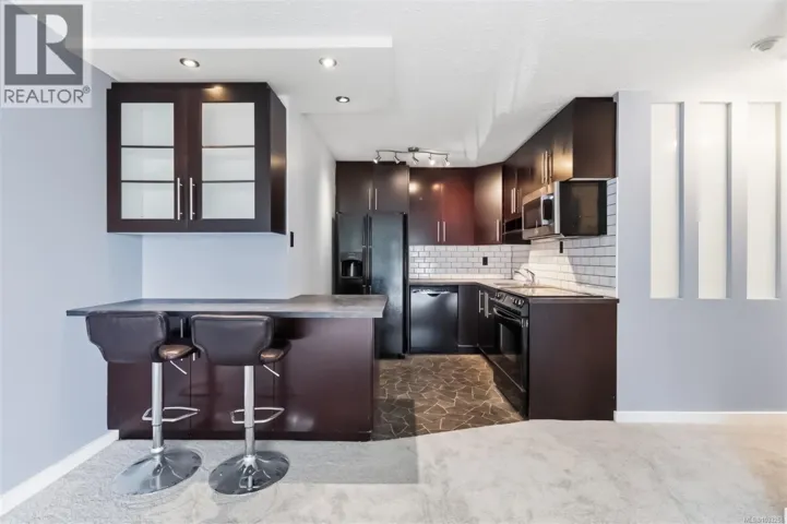 305 900 Tolmie Ave, Saanich, British Columbia V8X3W6