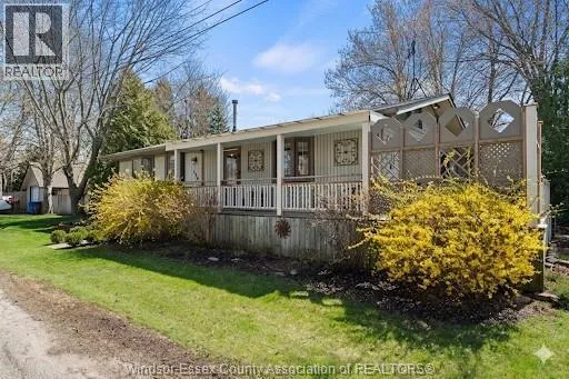 135 ESSEX BOULEVARD, Amherstburg, Ontario N9V2Y8