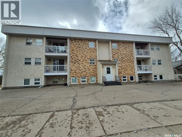 24 228 3rd STREET, Weyburn, Saskatchewan S4H0W6