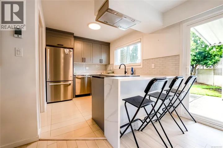 102 2860 Sooke Lake Rd, Langford, British Columbia V9B4R3
