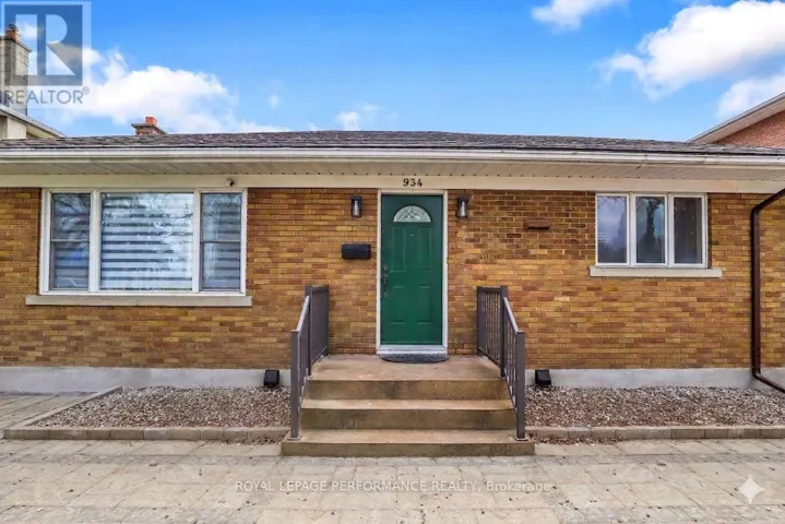 UPPER UNIT - 934 SMYTH ROAD, Ottawa, Ontario K1G1P6