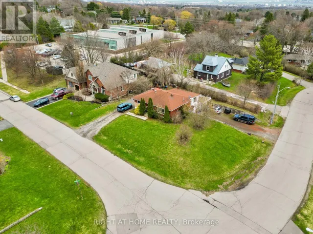 13 MCDONALD COURT, Hamilton (Waterdown), Ontario L9H7G1