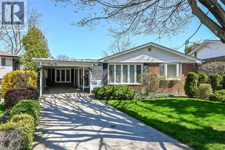 42 HOLBROOK Road, Hamilton, Ontario L9C2H2