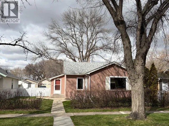 810 12A Street N, Lethbridge, Alberta T1H2K5