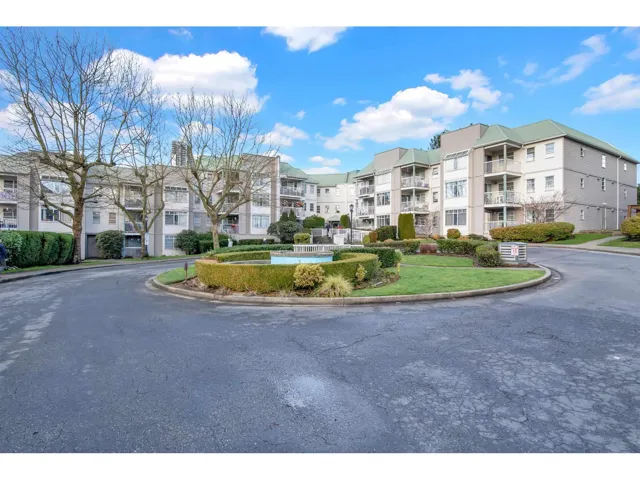 102 9765 140 STREET, Surrey, British Columbia V3T5S5