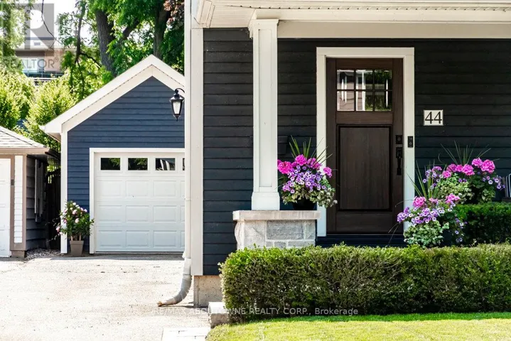 44 HEAD STREET, Oakville (CO Central), Ontario L6K1L5
