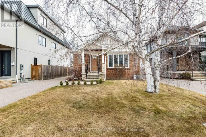 37 MAPLE AVENUE N, Mississauga (Port Credit), Ontario L5H2R9