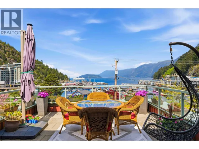 PH 1 6688 ROYAL AVENUE, West Vancouver, British Columbia V7W2B9