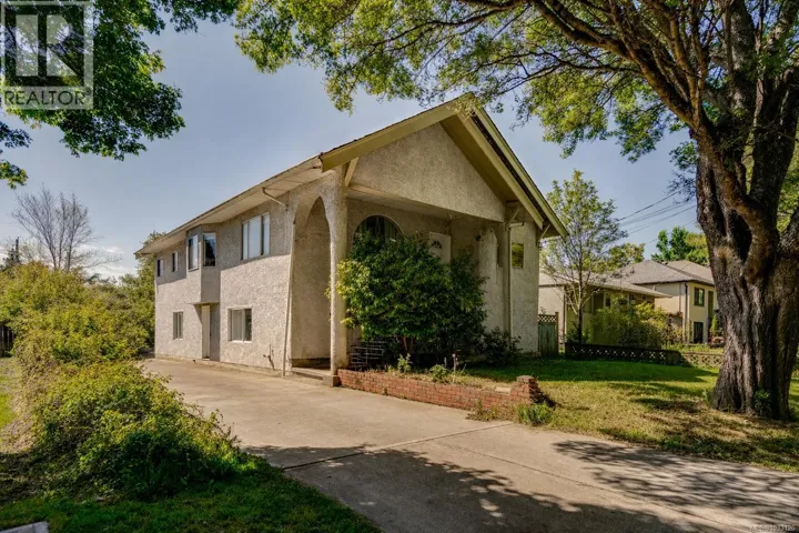 2630 Victor St, Victoria, British Columbia V8R4E2