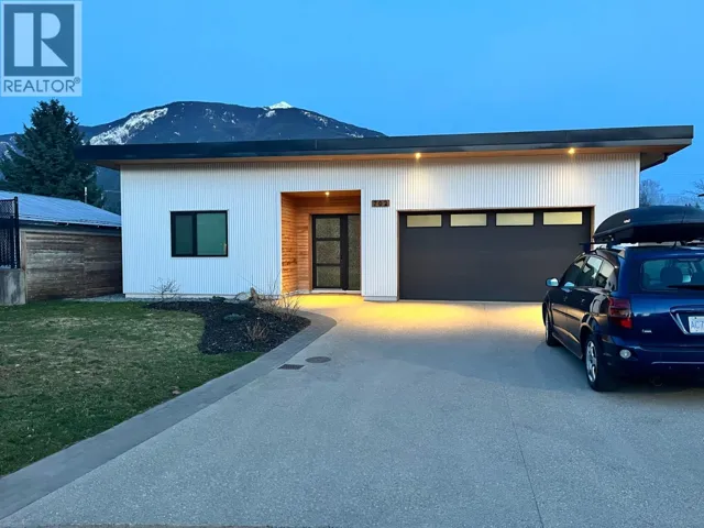 702 Center Street, Revelstoke, British Columbia V0E2S1