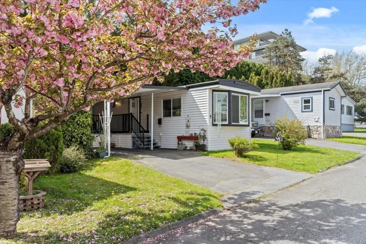3 8220 KING GEORGE BOULEVARD, Surrey, British Columbia V3W6E1