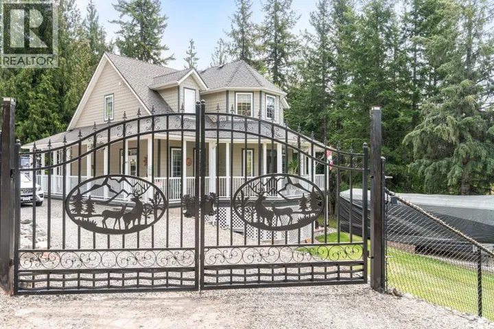 2696 Fraser Road, Anglemont, British Columbia V0E1M8