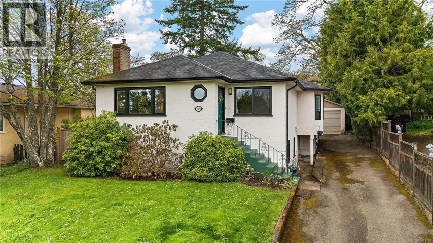 3450 Doncaster Dr, Saanich, British Columbia V8P3W1