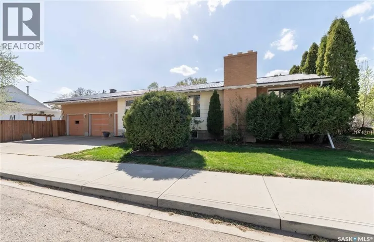 401 Stadacona STREET W, Moose Jaw, Saskatchewan S6H1Z7
