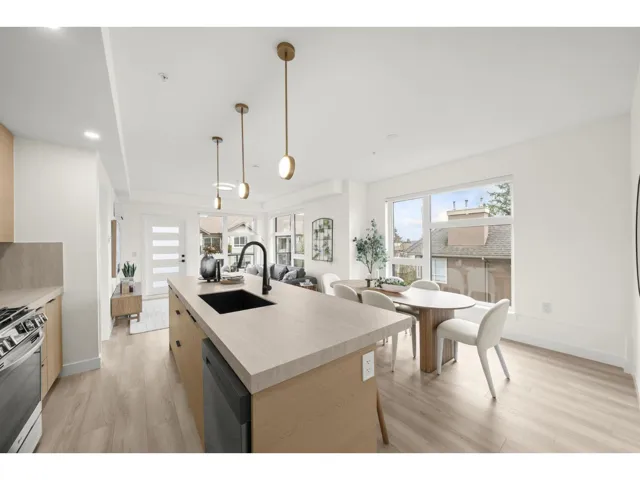 304 15353 17 AVENUE, Surrey, British Columbia V4A1T8