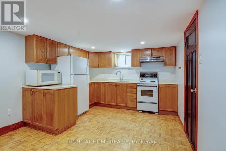 LOWER - 952 COXWELL AVENUE, Toronto (East York), Ontario M4C3G3