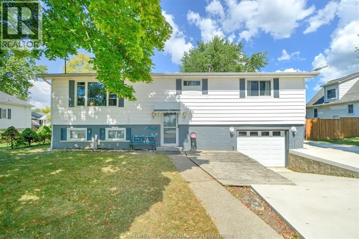 9569 Malden rd, LaSalle, Ontario N9J2W5