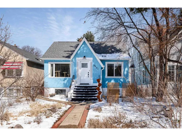 9852 86 AV NW, Edmonton, Alberta T6E2L6
