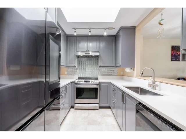 306 9763 140 STREET, Surrey, British Columbia V3T4M4