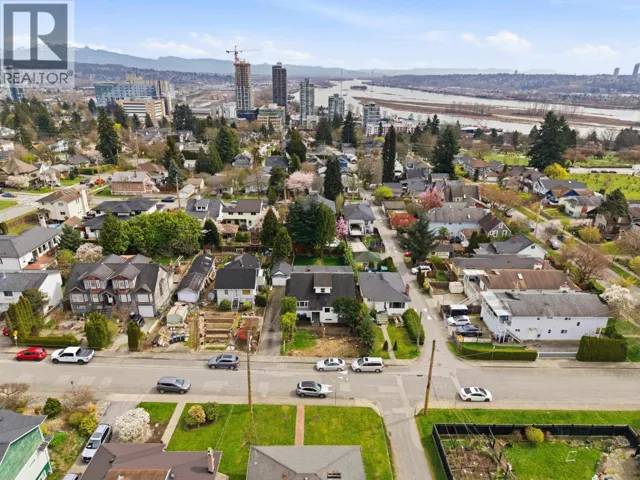 220 DEVOY STREET, New Westminster, British Columbia V3L4E7