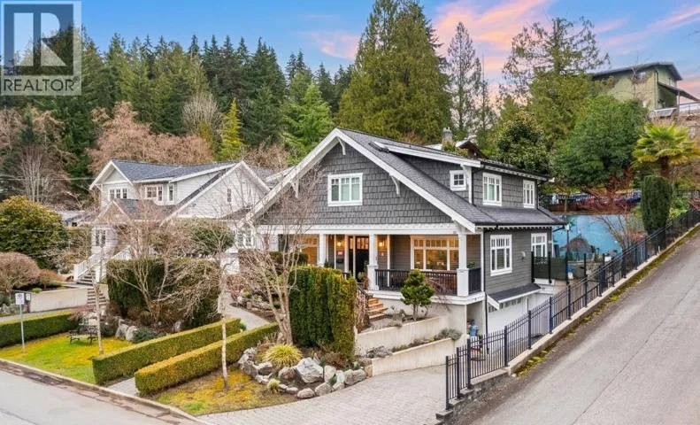 1232 HARRIS AVENUE, North Vancouver, British Columbia V7G1X2