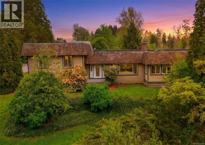 2080 Bear Hill Rd, Central Saanich, British Columbia V8X1M7