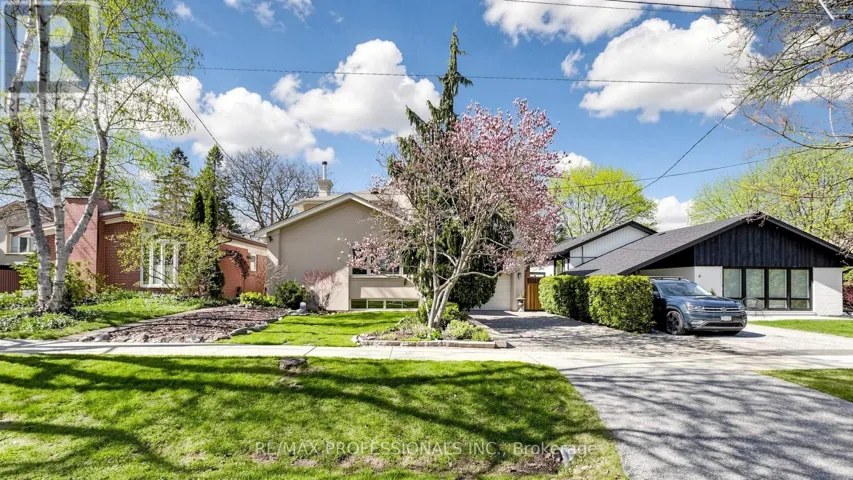 6 HEDGES BOULEVARD, Toronto (Princess-Rosethorn), Ontario M9B3C2