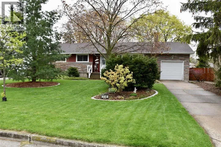 1049 LOCKHART CIRCLE, Sarnia, Ontario N7S2E4