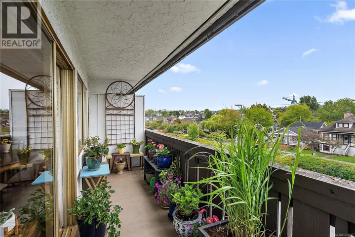 324 964 Heywood Ave, Victoria, British Columbia V8V2Y5
