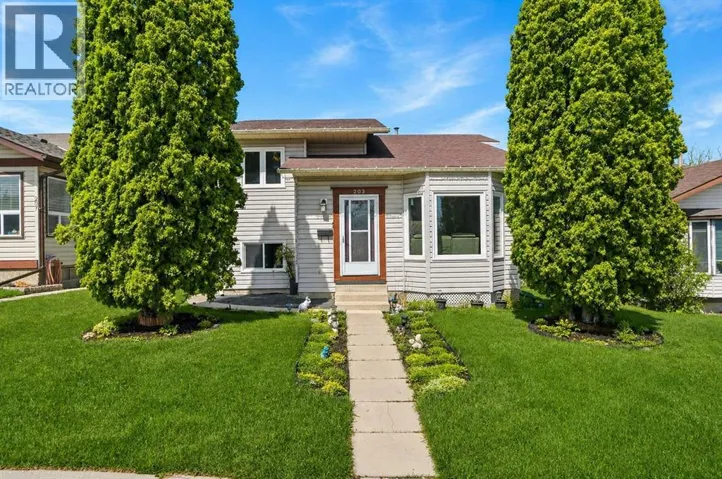 203 Shawglen Road SW, Calgary, Alberta T2Y1Y2