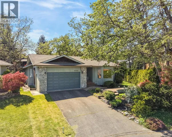 4066 Nicholson Crt, Saanich, British Columbia V8Z4S2