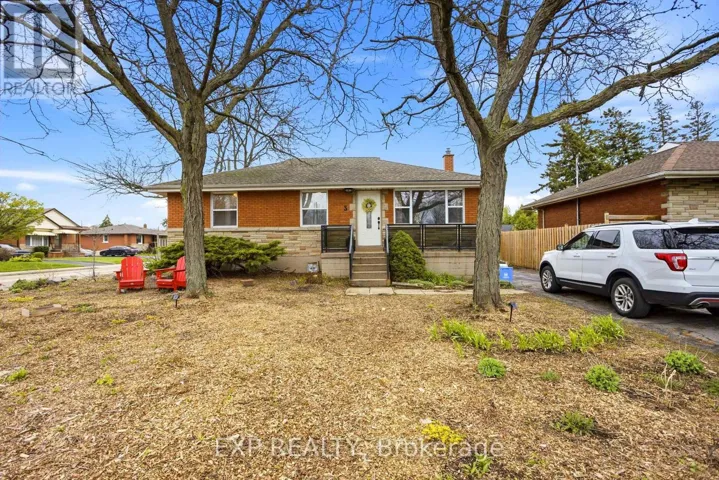 3 FAY AVENUE, Hamilton (Huntington), Ontario L8T4B9