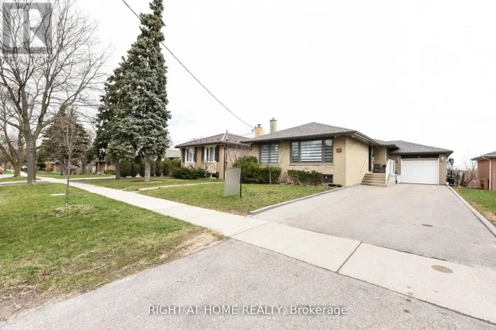 31 GRIGGSDEN AVENUE, Toronto (Humber Heights), Ontario M9P3A1