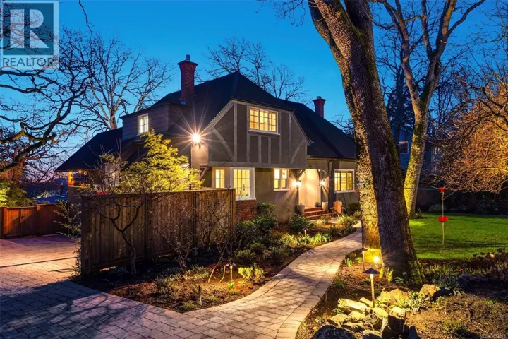 995 Terrace Ave, Victoria, British Columbia V8S3V2