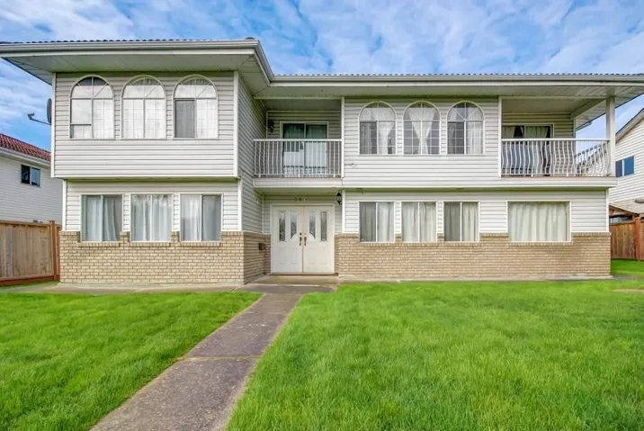 9011 KING GEORGE BOULEVARD, Surrey, British Columbia V3V5V7