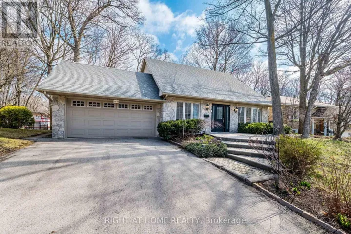 1941 FOUR SEASONS DRIVE, Burlington (Tyandaga), Ontario L7P2Y3