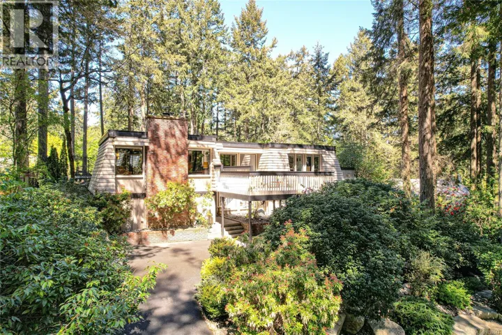 973 Shadywood Dr, Saanich, British Columbia V8X4C4
