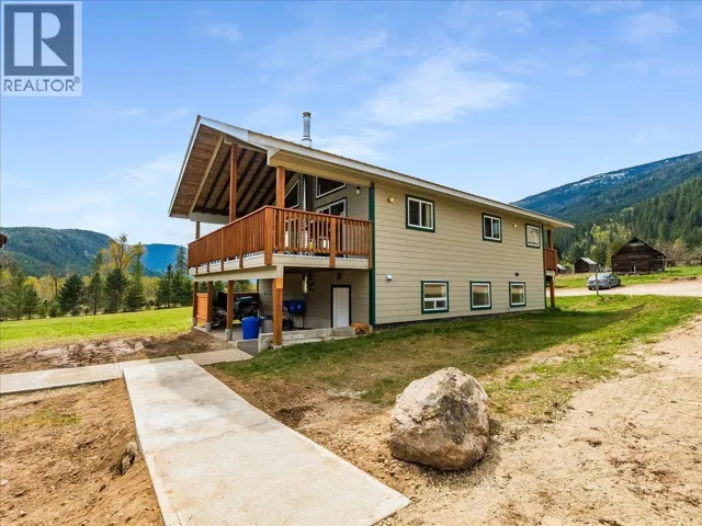 6810 & 6814 Brooks Road, Appledale, British Columbia V0G2J0