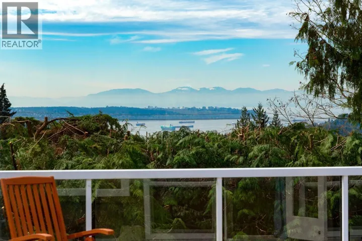 647 BLUERIDGE AVENUE, North Vancouver, British Columbia V7R2J4