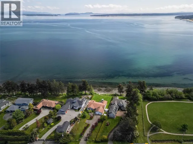 8877 Lochside Dr, North Saanich, British Columbia V8L1N1