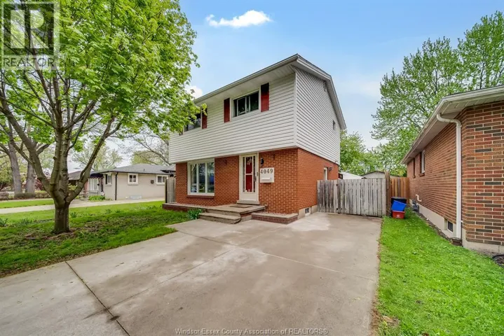 4049 WHITNEY AVENUE, Windsor, Ontario N9C2C7