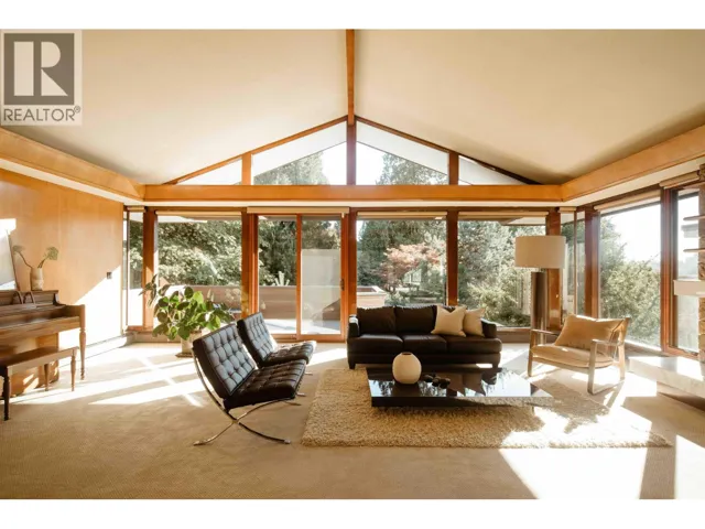 701 DANSEY AVENUE, Coquitlam, British Columbia V3K3G4