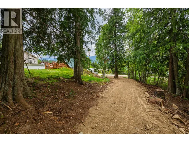 1524 RUSSEL Avenue, Riondel, British Columbia V0B2B0