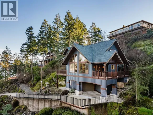 401 SKYLINE DRIVE, Gibsons, British Columbia V0N1V8