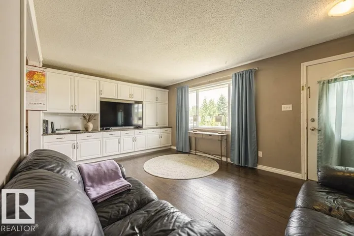 9827 152 ST NW, Edmonton, Alberta T5P1X2