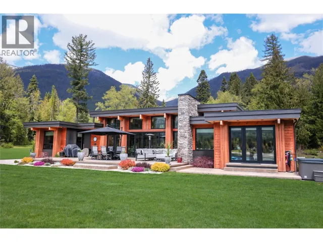 6133 PIPPERS Lane, Nelson, British Columbia V1L6P5
