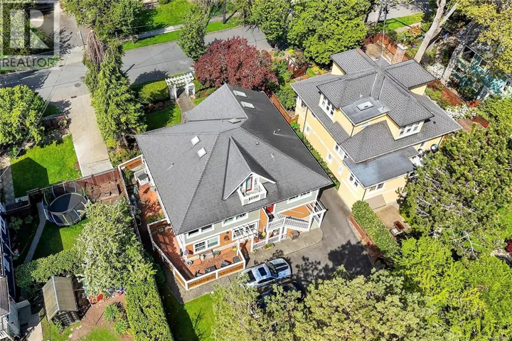 D 1047 Chamberlain St, Victoria, British Columbia V8S4C1