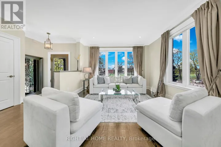 204 MAPLE LEAF DRIVE, Toronto (Rustic), Ontario M6L1P1