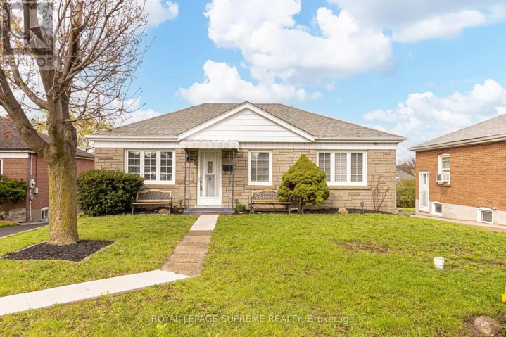 18 FAIRWEATHER ROAD, Toronto (Brookhaven-Amesbury), Ontario M6M4C7